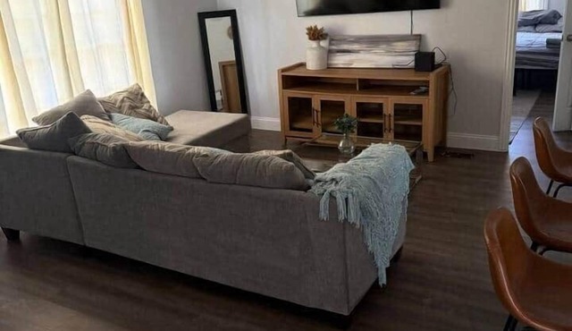 Entire Home with 6 Beds and Parking