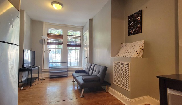 Entire House 1BD King Bed near Downtown