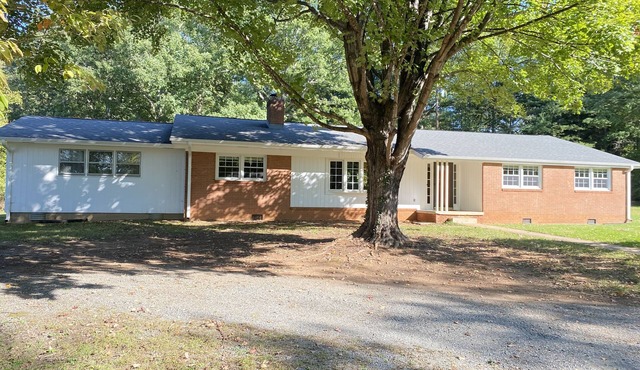 Entire House: 2,200 sq.ft. with Farm Views!