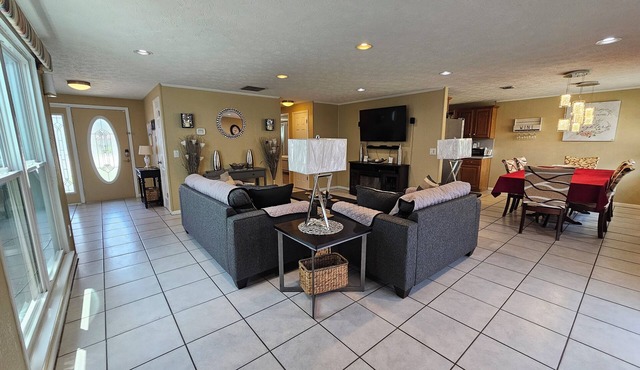 ENTIRE HOUSE 3/2 GREAT FOR FAMILY n