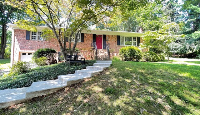 Entire House 3BR/2BA Home in Great Falls – Prime Location W/Wifi & Parking