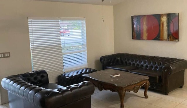 Entire House | 3BR | Cozy Villa in Sun n Lake