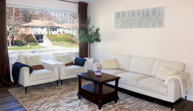 Entire house 3BR, Pets, kitchen, Parking, Laundry, Large Fenced backyard, WiFi