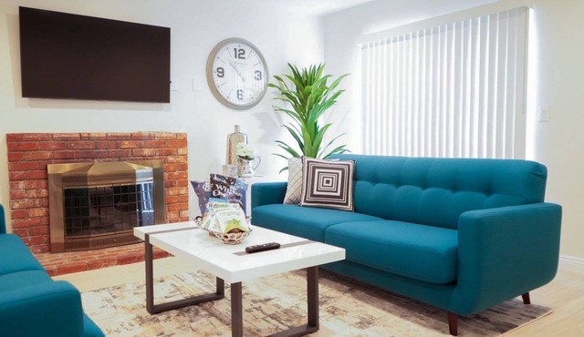 ENTIRE House!~3min to Old Town LaVerne!