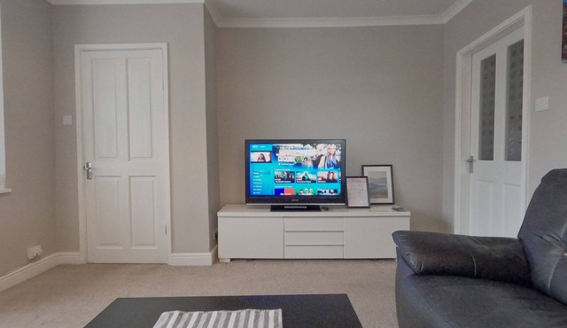 Entire House, 4 Bedroom, Parking, WiFi, Bus/Train