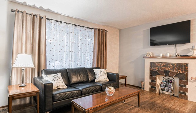 Entire house, 6 BR/3BA, All Queen Beds, Central location