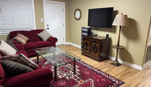 Entire House - Antique Mall Cottage