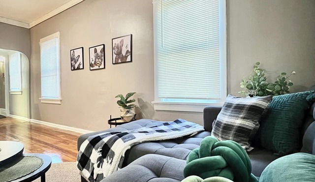 Entire House, Bella the Stylish Home in Garfield Heights
