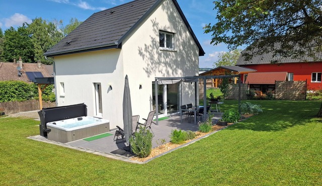 Entire house between countryside and town with Spa