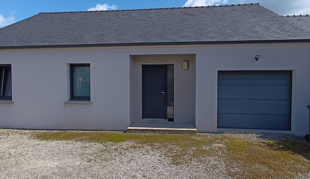 Entire HOUSE close to all amenities - All on foot!