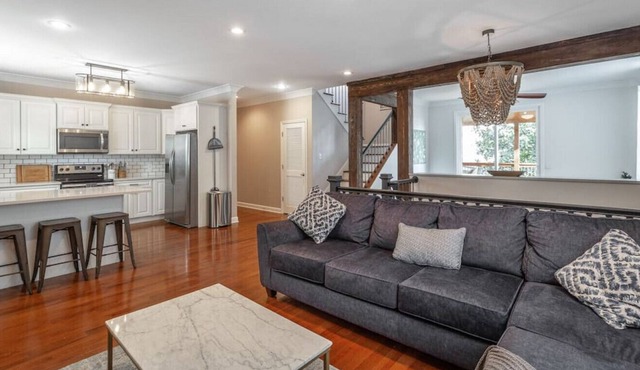 Entire house downtown/Sleeps 16