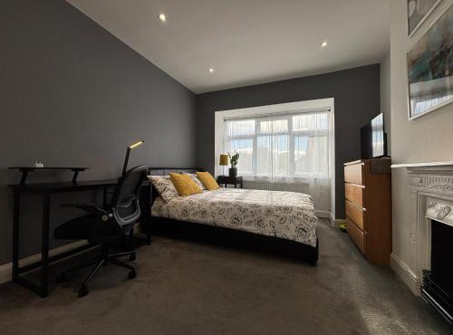 Entire house floor perfect for couples & freelancers - available for single too