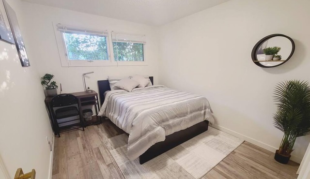 ENTIRE house for yourselves - NO basement sharing!
