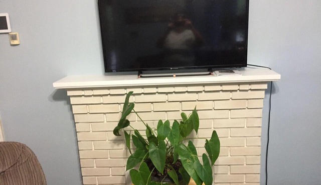 Entire House in Quiet Residential Area Close to Everything, Very Clean, Non-Smoking.