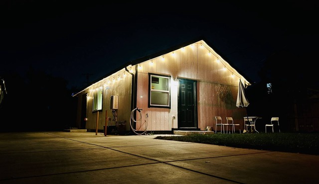 Entire House in Quiet, Established Family Neighborhood. Welcome weary travelers!