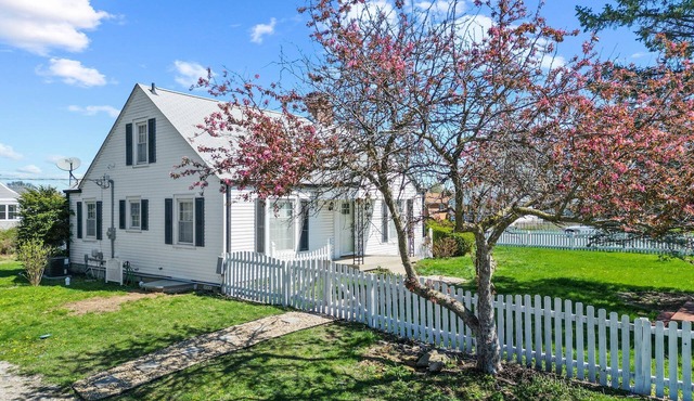 Entire house in Speedway! Pool~Big Yard~King Beds