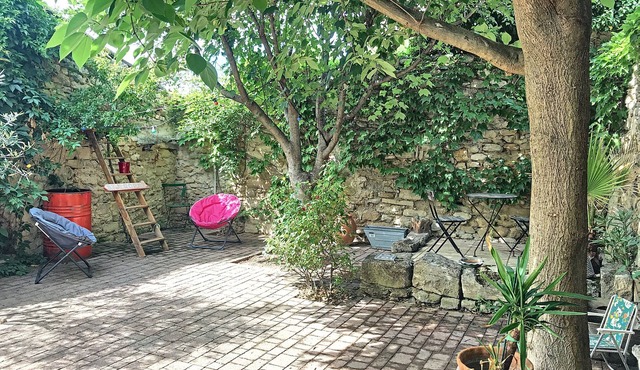 Entire house in the heart of GRIGNAN with garden