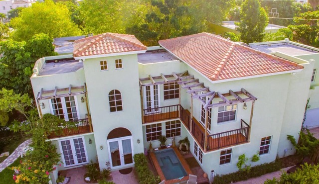 Entire house in historic Flamingo Park, West Palm Beach. Dog friendly. Quiet.