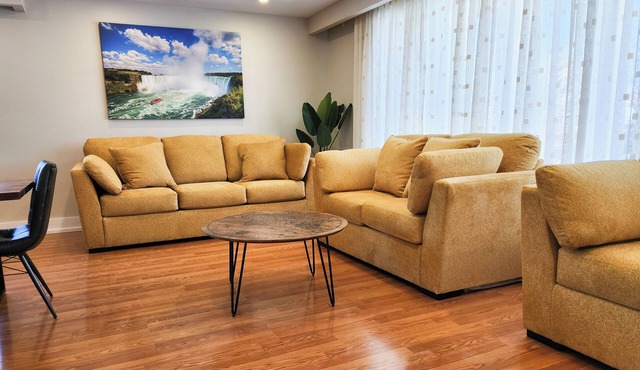 Entire house. King beds. Big yard. 10min to airport. 20min to downtown.
