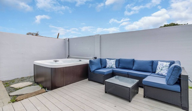 Entire house near Monterey with Jacuzzi