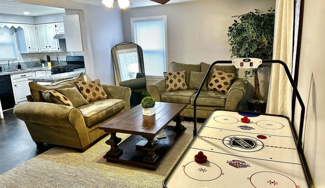 Entire house Near UB & Niagara Falls, HotTub, fire-pit