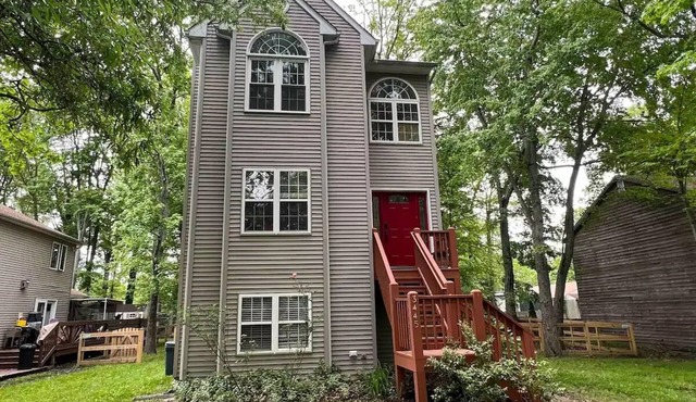 Entire house on quiet street w/fenced yard—1 block from river, 3 from bay