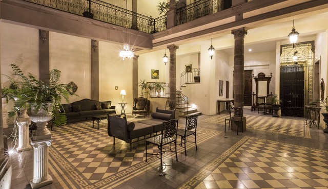Entire house/Private POOL/5 bed/5 full bath/Awarded #1 renovation by city