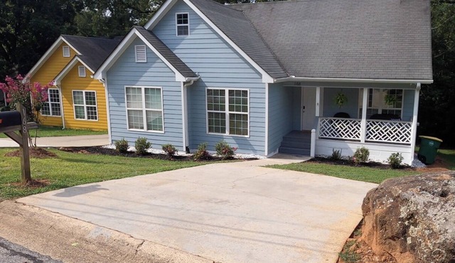 Entire House, Remodeled, New Furniture, Near Downtown, Campus, & Mamas Boy!