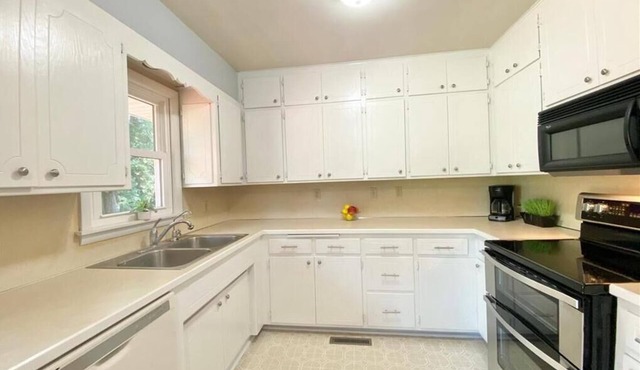 Entire house sleeps 9, 7 min to Long Lake Reg. Park, 12 min to MN State Fair!