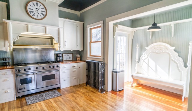 Entire house, sleeps 10, two blocks from the lake!