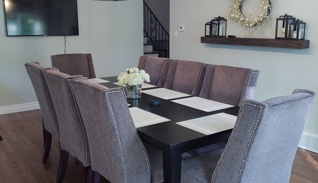 Entire House! Sleeps 6-Cozy, Clean & Well-Stocked