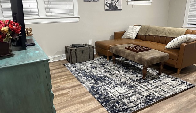 Entire house Spacious & Clean for 9. Close To Everything! with WiFi