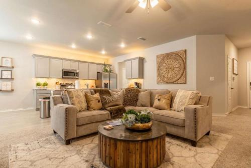 Entire House~ Spacious~ Prime Location~ Backyard