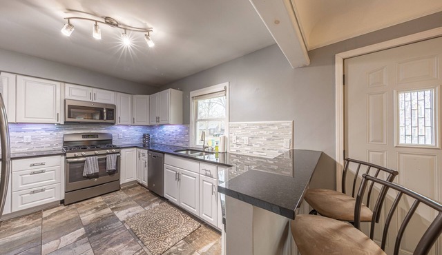 Entire House:Updated Urban Haven