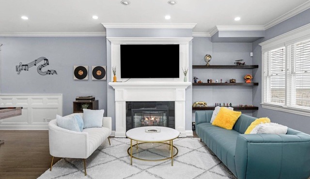 Entire house w/free parking, close to Wrigley!