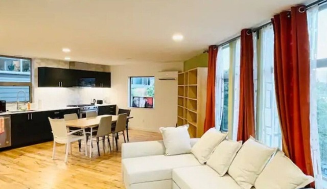 Entire House w/parking/AC/lake view minutes to downtown