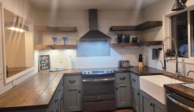 Entire House w/Pool Secluded- what a Gem