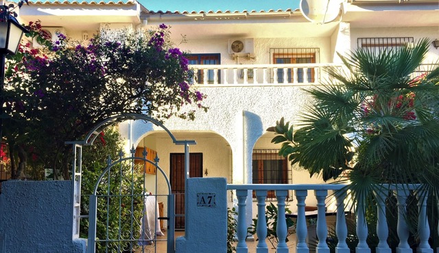 Entire House - Walk to beach, bars and restaurants!