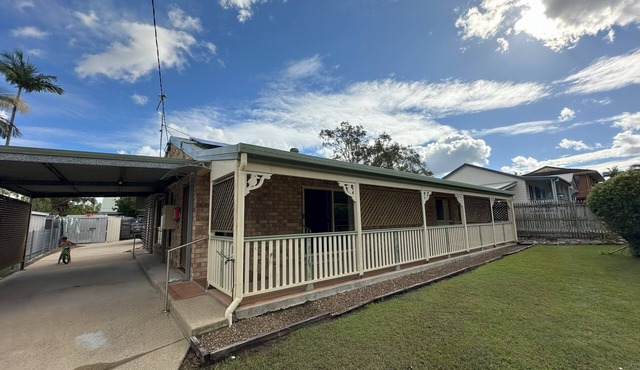Entire house, walking distance to beach in a quiet spot in Tin Can Bay