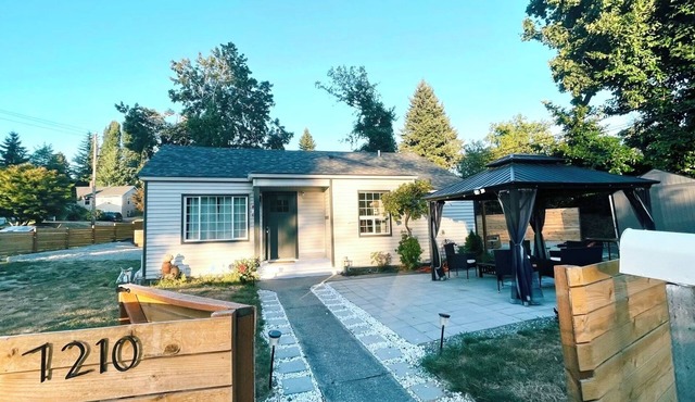 Entire house with 3 bd & 1 bath, 15 mins to Airport& 15 mins to Downtown Seattle