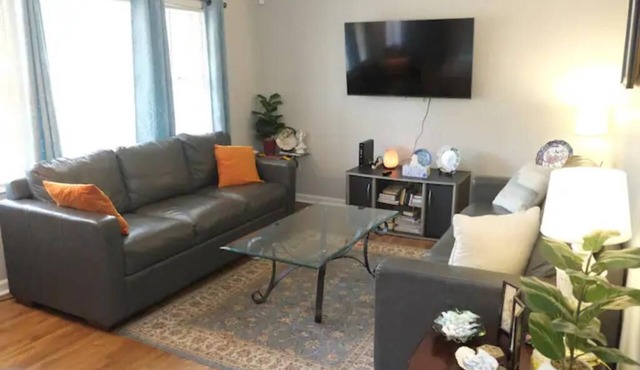 Entire house with 3 bedroom/1.5 bath