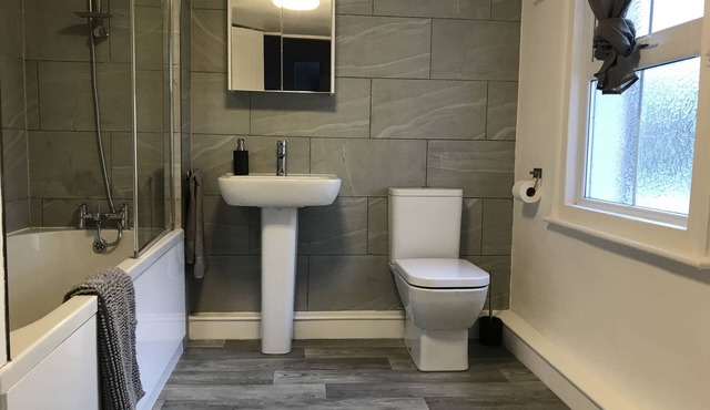 Entire House with Garden and Parking Nr Ashford International