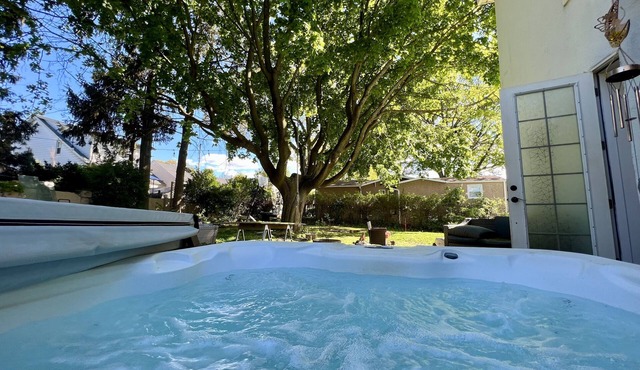 Entire house with Hot Tub 25 Mins to Manhattan