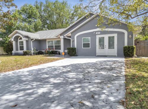 Entire House with Hot Tub Close to Orlando Disney and Beach
