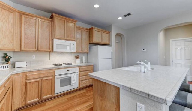 Entire House With Jucuzzi!