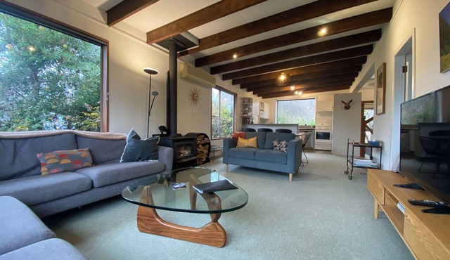 Entire house with tranquil garden, cosy and private, by the river