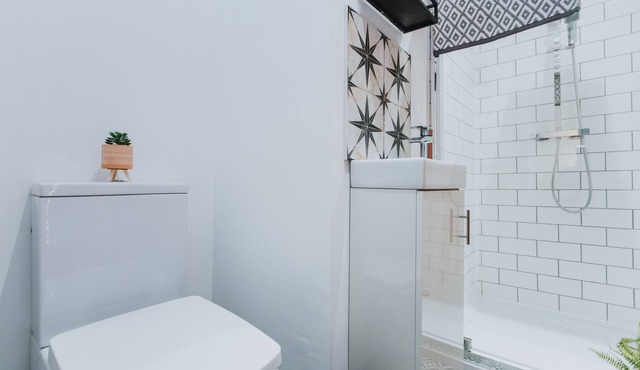 ENTIRE HOUSE WITH PARKING IN RUGBY