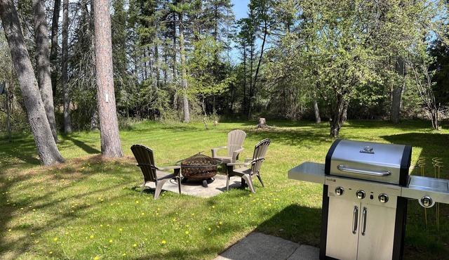 Entire House with Relaxing Backyard