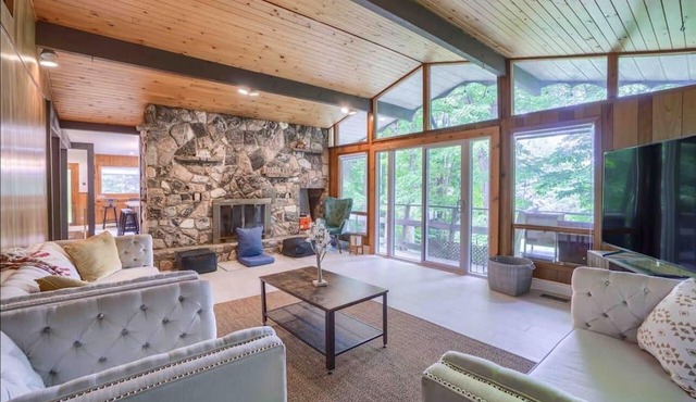 Entire kawartha lakes cottage with hottub
