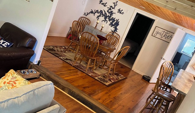 ENTIRE Lake cabin 17 miles from SilverDollar City. Very private! Request video